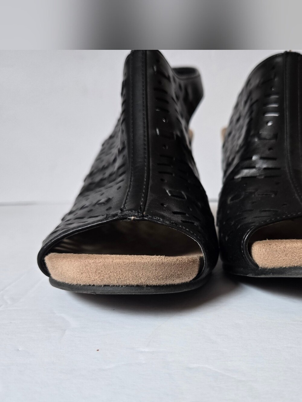 Women’s Black Cut Out Wedge Sandals Ankle strap Size 11 Chinese Laundry - Picture 5 of 17
